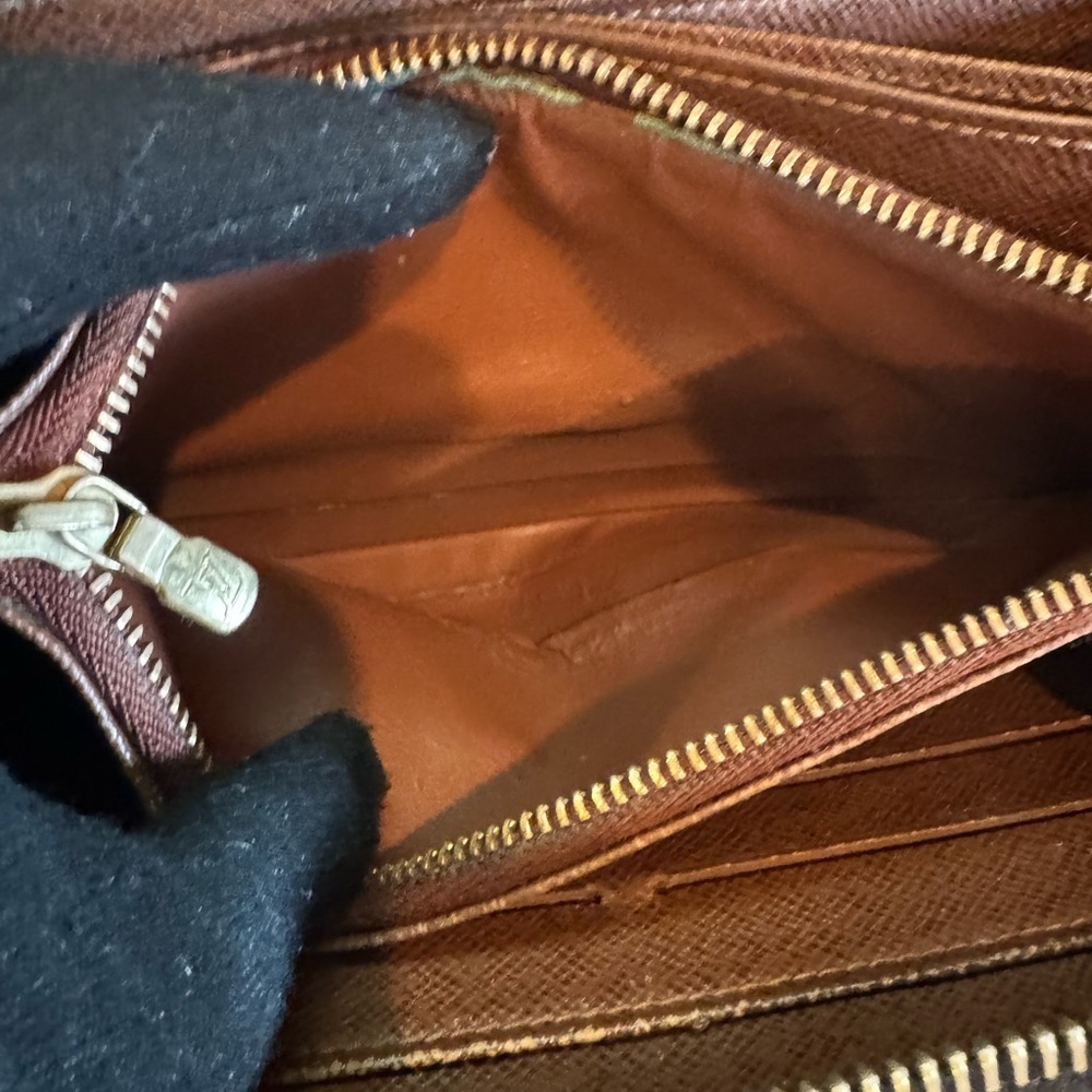 Louis Vuitton monogram full zip Preloved wallet & unbranded, charm, and chain - Picture 13 of 15